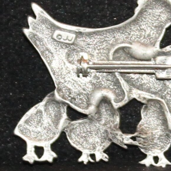 Vintage JJ Jonette Jewelry Pewter Hen & Chicks Brooch Pin Chicken Farm - Picture 4 of 4